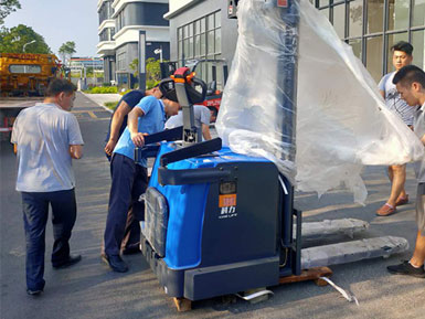 科力電動(dòng)堆高車(chē)進(jìn)行裝卸、堆高、堆垛和短距離運(yùn)輸作業(yè)