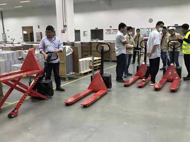電動高升程搬運車交付使用，感謝廠家羅總親自跟客戶講解操作方法！